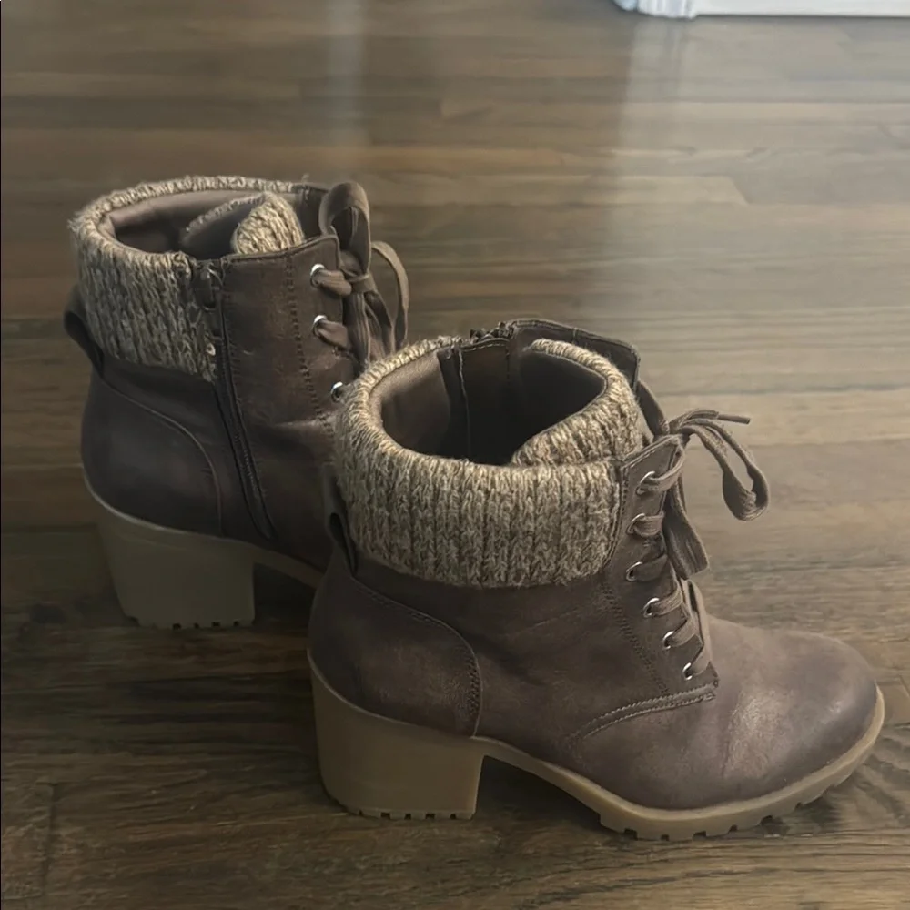 Women's Lace-Up Boots in Brown